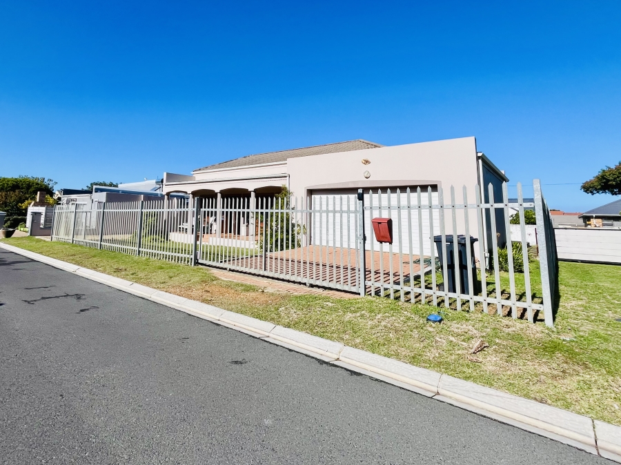 3 Bedroom Property for Sale in Sandbaai Western Cape